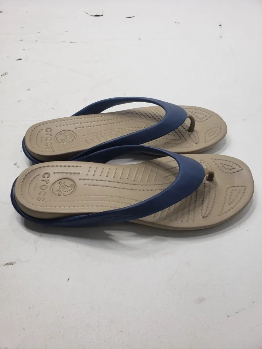 Crocs Men’s M13 Navy Blue Tan Flip Flop Thong Sandals Casual Comfort Shoes